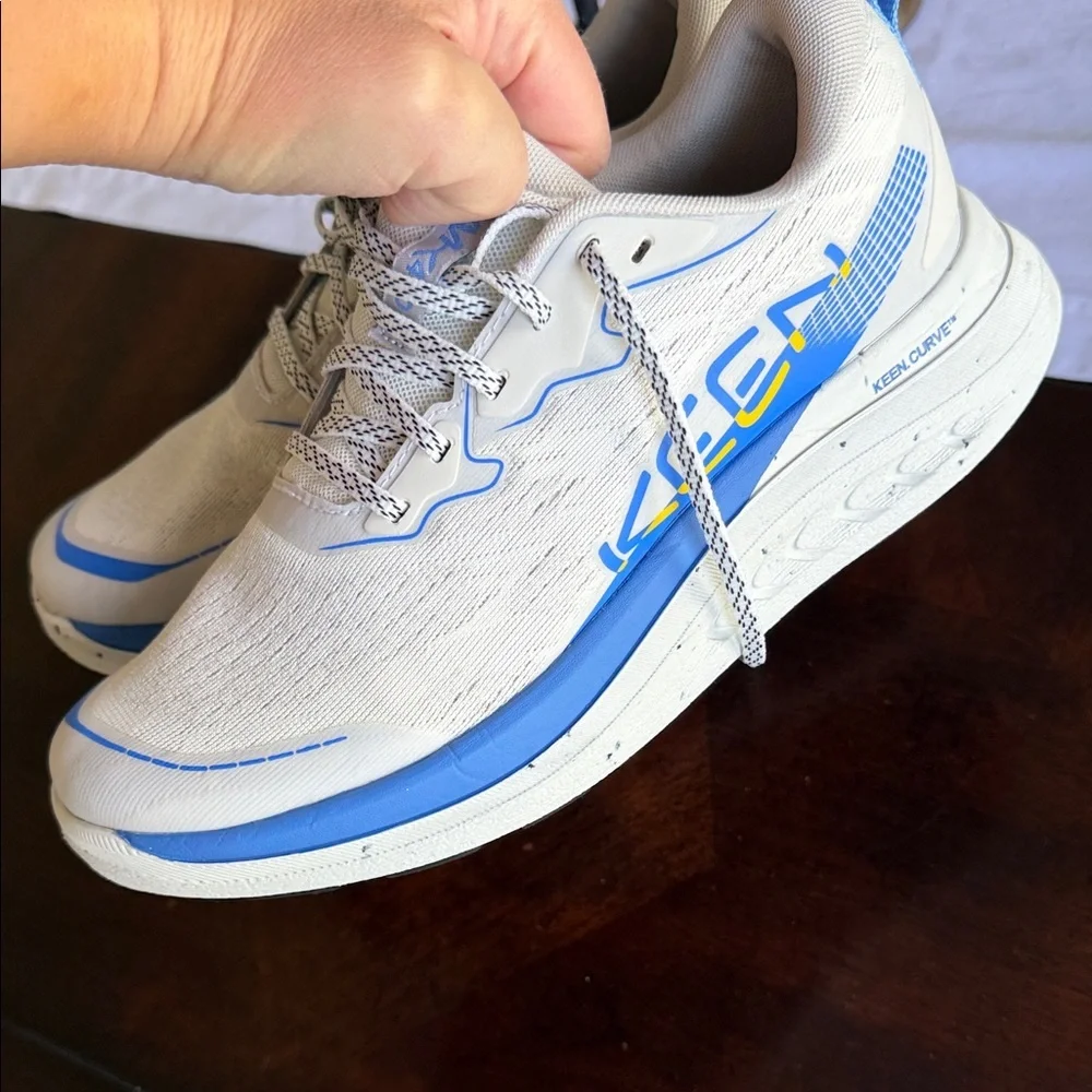 KEEN Curve women’s WK400 II Walking Shoes in the Star White/Marina  8.5 or men 7
